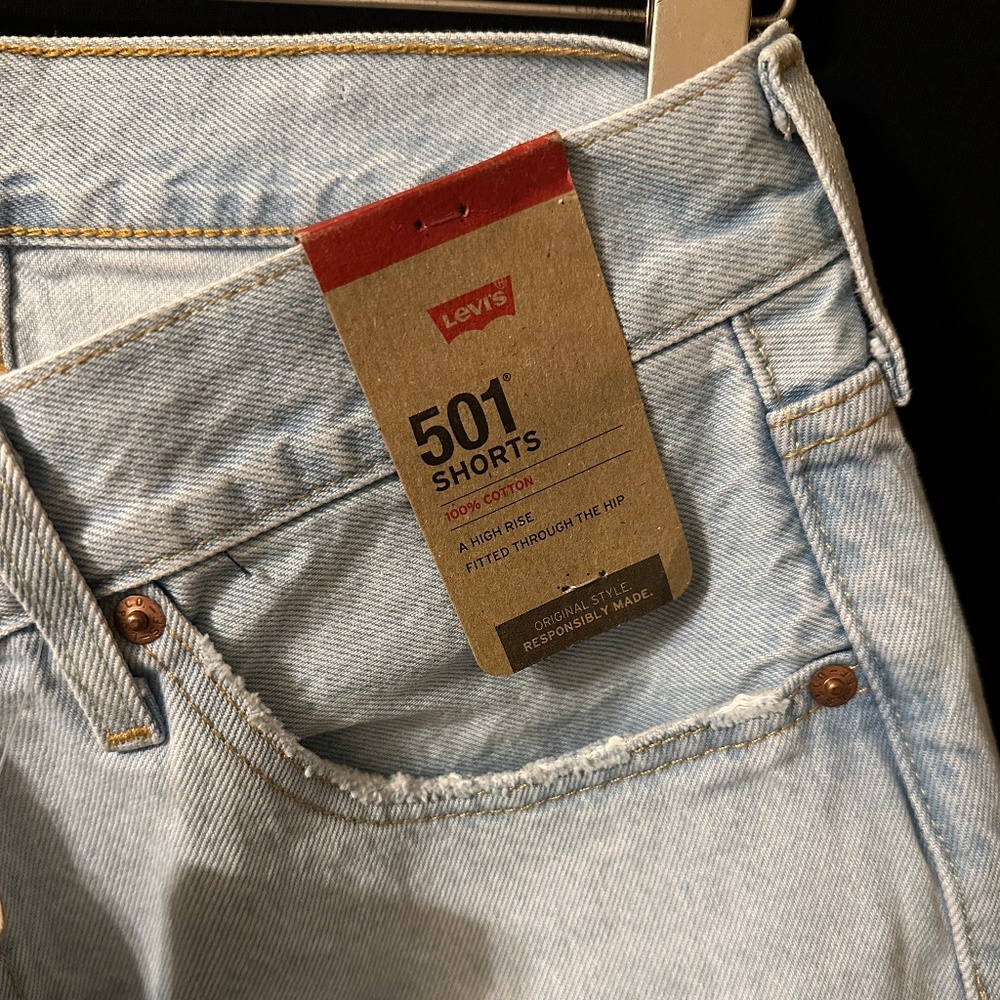 Levi’s Women’s 501 Light wash Shorts Sz 32 NWT